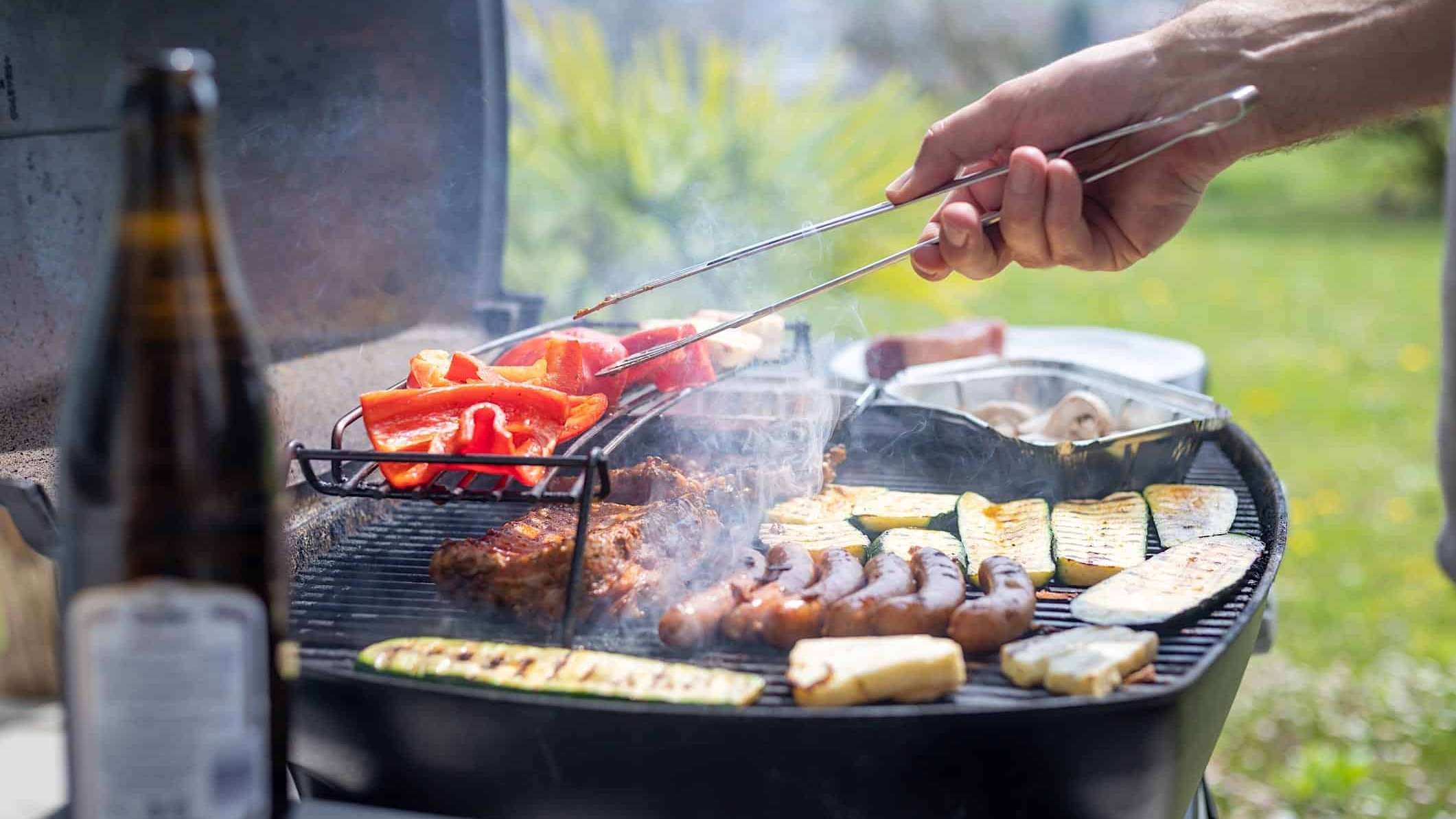Comment bien préparer son BBQ avant une grillade
